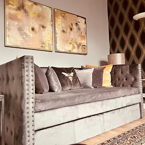 Cozy With Views Apartment